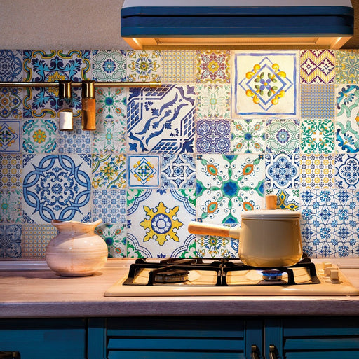 Ambientazione cucina con rivestimento in gres porcellanato 30x60 effetto maioliche mix. serie vietri di savoia italia