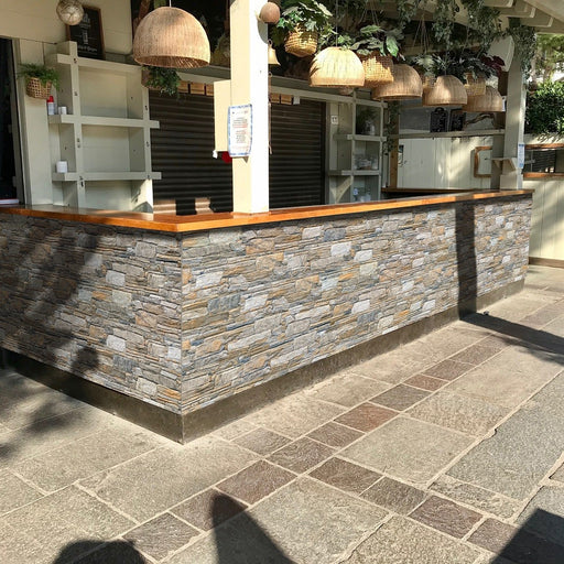 Bancone Bar esterno di locale moderno. Serie Vulcani di Keradom rivestimento effetto pietra multicolor 