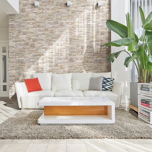 Ambientazione salone con divano bianco e tappetto. Parete completamente rivestita con Keradom serie Vulcani effetto pietra colore avorio 