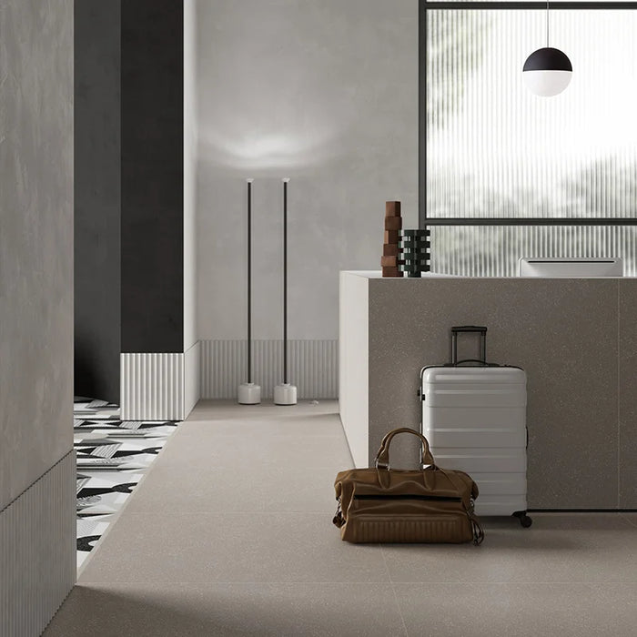 Ufficio con pavimenti e rivestimenti in gres porcellanato effetto cemento puntinato, formato 120x120 cm, colore grigio, One Base 00 di 41zero42