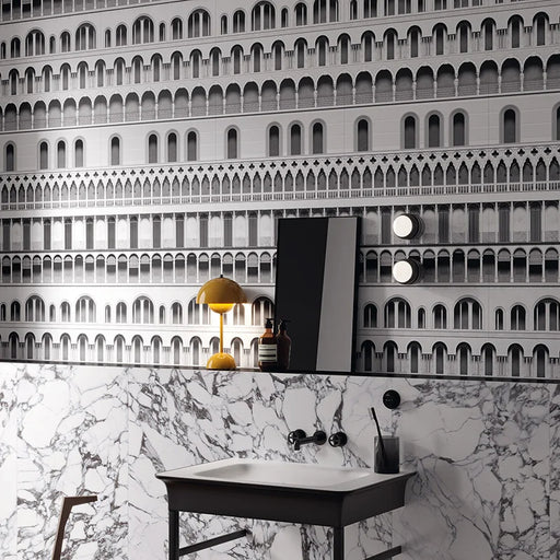 Dettaglio bagno con rivestimento in gres ultrasottile effetto carta da parati, opaco, della collezione Paper41 Up di 41zero42, 50x100 cm, Decoro materico Gae