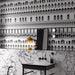 Dettaglio bagno con rivestimento in gres ultrasottile effetto carta da parati, opaco, della collezione Paper41 Up di 41zero42, 50x100 cm, Decoro materico Gae
