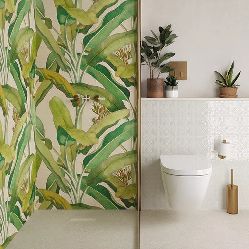 Bagno moderno con doccia walk in e rivestimento in gres ultrasottile effetto carta da parati, opaco, della collezione Paper41 Pro di 41zero42, 50x100 cm, Decoro natural Musa