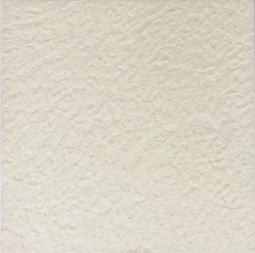 Dettaglio piastrella in gres porcellanato effetto tinta unita antiscivolo della collezione Elementi di Casalgrande, formato 25x25 cm, colore Talco