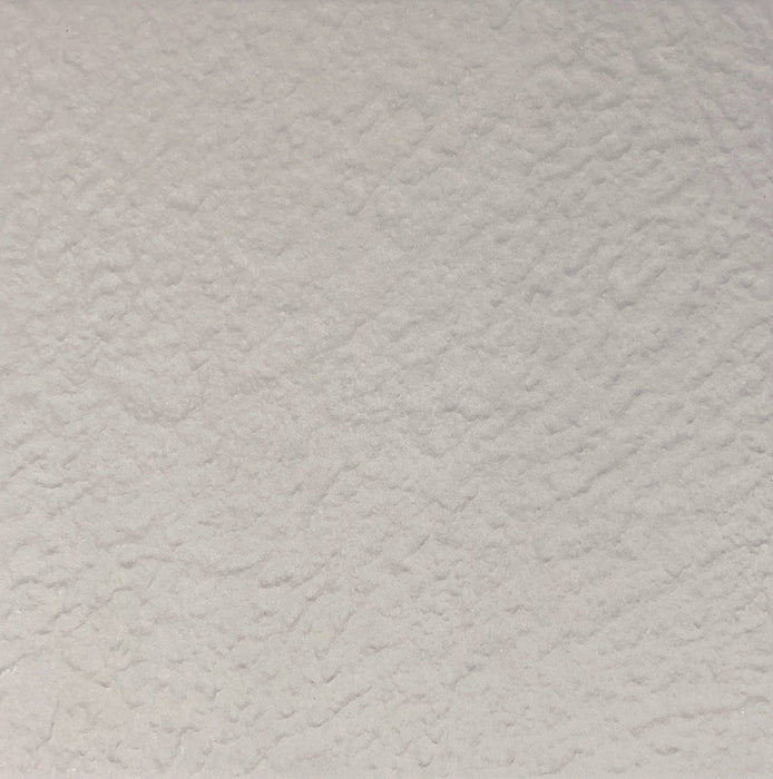 Dettaglio piastrella in gres porcellanato effetto tinta unita antiscivolo della collezione Elementi di Casalgrande, formato 25x25 cm, colore Cemento