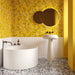 Bagno moderno giallo con rivestimento in gres ultrasottile effetto carta da parati, opaco, della collezione Paper41 Up di 41zero42, 50x100 cm, Decoro floreale materico Carla