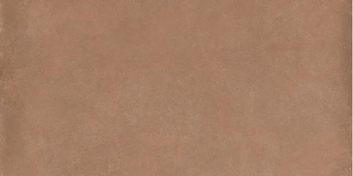 Dettaglio piastrella in gres porcellanato effetto cemento nuvolato per esterni della collezione Terrae di Casalgrande, formato 30x60 cm, colore Caramel