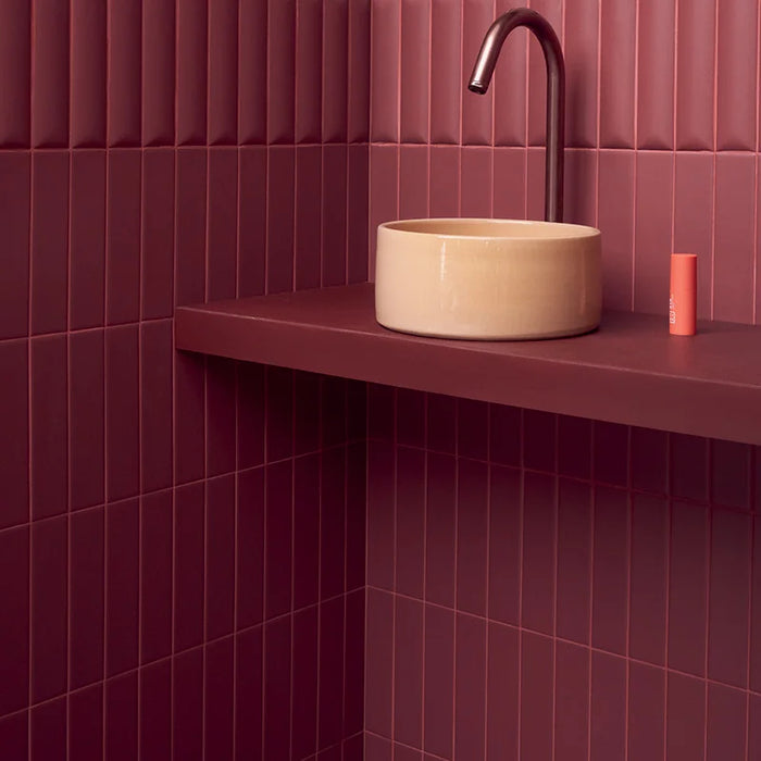 Dettaglio bagno con rivestimento in pasta bianca serie Biscuit di 41zero42, effetto mattoncino opaco, formato 5x20 cm, Colore Plain Bordeaux