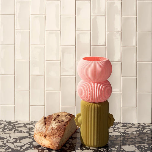 Dettaglio rivestimento cucina in pasta bianca serie Mou di 41zero42, effetto mattoncino lucido, formato 6.2x12.5 cm, Colore Glossy Milk