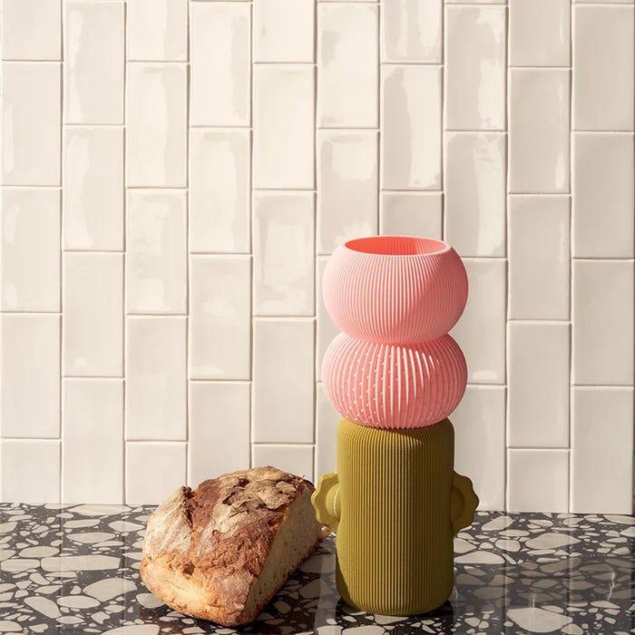 Dettaglio rivestimento cucina in pasta bianca serie Mou di 41zero42, effetto mattoncino lucido, formato 6.2x12.5 cm, Colore Glossy Milk