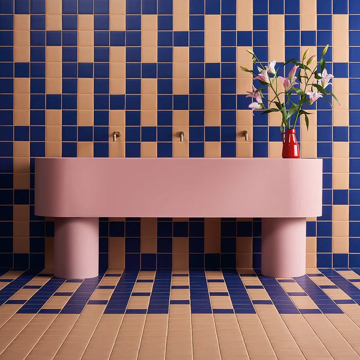 Bagno con pavimento e rivestimento in gres effetto tinta unita blu della collezione Pixel41 di 41zero42, formato 11.5x11.5 cm, Ocean