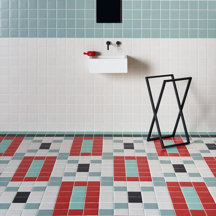 Pavimento bagno in gres effetto tinta unita rossa della collezione Pixel41 di 41zero42, formato 11.5x11.5 cm, Red