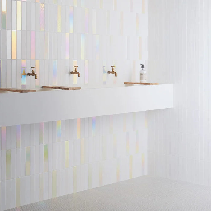 Piastrella bianca lucida olografica in ceramica per rivestimenti interni formato 5x25 colore Milk Hologram della collezione Spectre di 41zero42