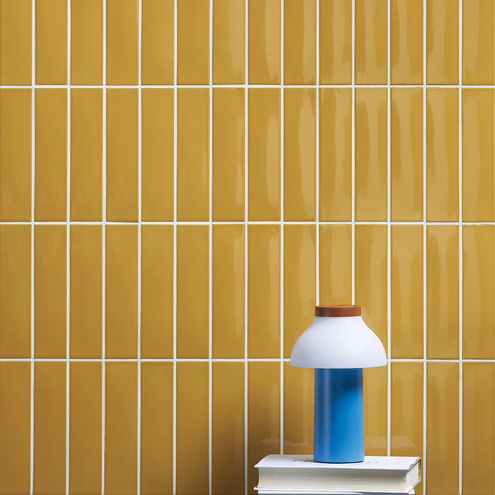 Dettaglio rivestimento in pasta bianca serie Kappa di 41zero42, effetto mattoncino lucido, formato 5x20 cm, Colore Mustard
