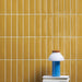 Dettaglio rivestimento in pasta bianca serie Kappa di 41zero42, effetto mattoncino lucido, formato 5x20 cm, Colore Mustard