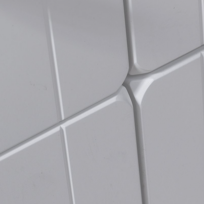 dettaglio della lavorazione delle ante del mobile bagno classico con lavorazione artigianale in finiturra laccata bianco opaco