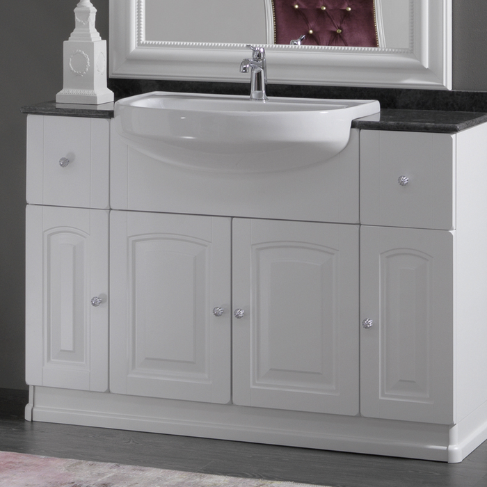dettaglio dei frontali laccati bianchi del mobile Dorian a terra in stile classico con top in marmo e lavabo semincasso in ceramica bianca