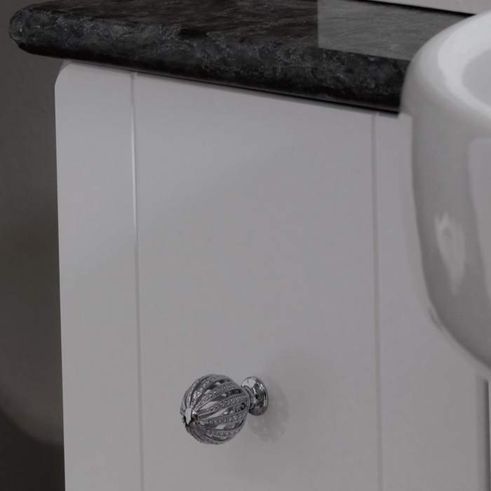 vista del pomello lavorato argento del mobile da bagno in stile classico laccato bianco della serie Dorian