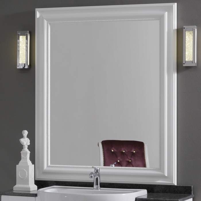 dettaglio dello specchio Lord in stile classico laccato bianco opaco con intarsi e rilievi nella cornice