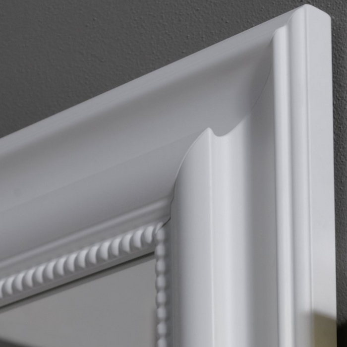 dettaglio della specchiera Lord lavorata intarsiata in finitura bianco opaco in stile classico tradizionale