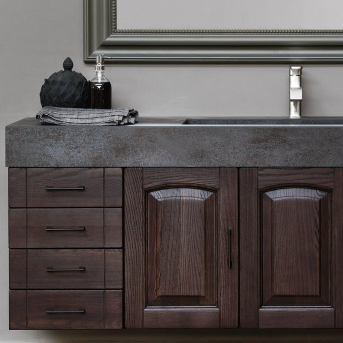 dettaglio frontale del mobile da bagno in stile tradizionale con ante a telaio in frassino corvino e cassetti in legno massello con maniglie in finitura nero ferro 