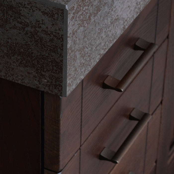 dettaglio delle maniglie in finitura nero ferro su ante a telaio frassino corvino 