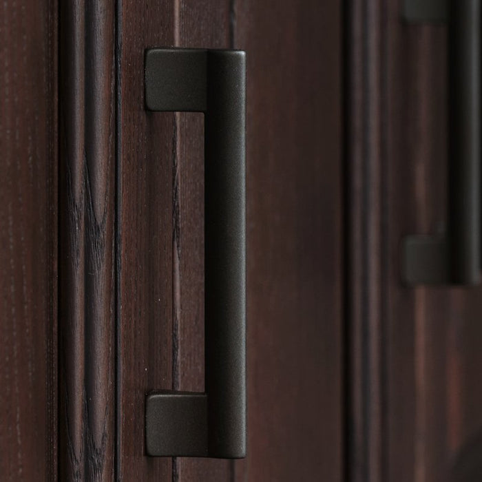dettaglio delle maniglie in finitura nero ferro su ante a telaio frassino corvino 