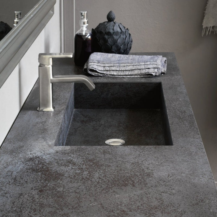 dettaglio della vasca integrata in gres porcellanato effetto ossidato del mobile bagno classico sospeso Dorian lunghezza 175 cm