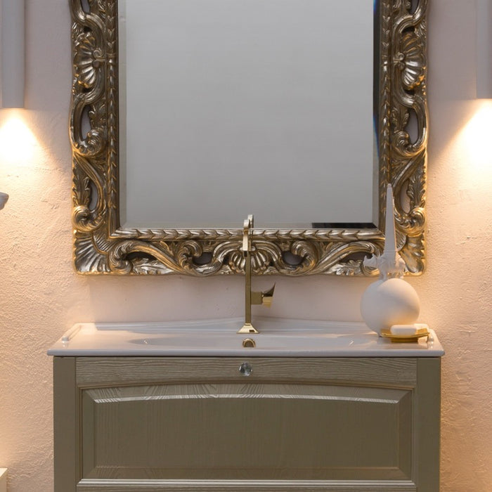 particolare del mobile da bagno classico Dorian, elegante e raffinato, in finitura dorata con ante a telaio, lavabo in ceramica bianca lucida e specchio intarsiato in finitura dorata