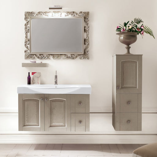 composizione mobile bagno classico sospeso Dorian acanthis ac22 di compab in finitura tortora e specchio brocantage in tinta. Possibilità di aggiungere colonna sospesa