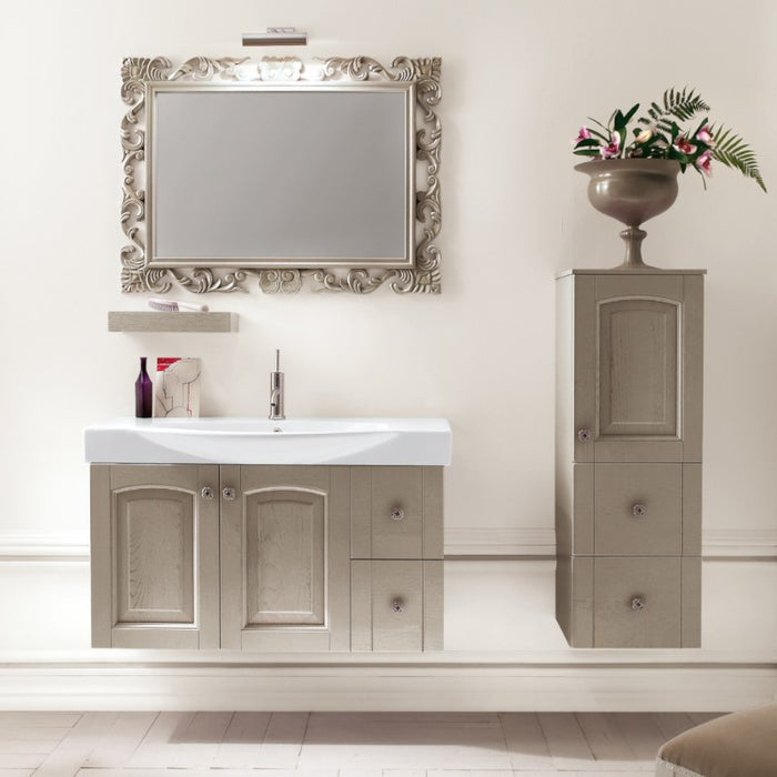 composizione mobile bagno classico sospeso Dorian acanthis ac22 di compab in finitura tortora e specchio brocantage in tinta. Possibilità di aggiungere colonna sospesa