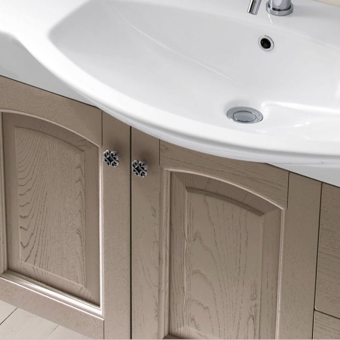 dettaglio delle ante a telaio caratteristiche della composizione mobile da bagno classico sospesa in finitura legno tortora della serie Dorian, acanthis di Compab