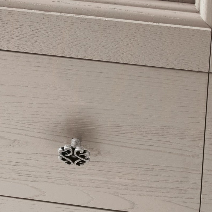 dettaglio dei pomelli in finitura argento antico della composizione mobile bagno classico sospesa Dorian acanthis ac22 di compab in finitura tortora e specchio brocantage