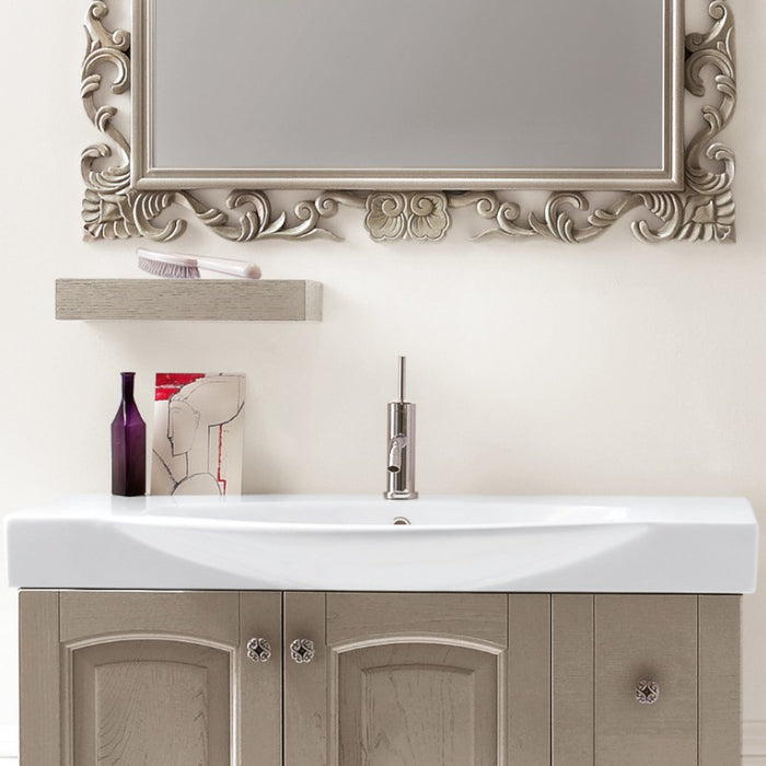 dettaglio del lavabo consolle in ceramica bianca lucida del mobile bagno sospeso classico con pomoli in argento anticato