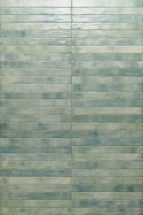 Dettaglio posato piastrella per pavimento e rivestimento in gres porcellanato effetto mattoncino lucido 4.8x45 cm della collezione Colors Brick, colore Acquamarine di Ceramica Rondine