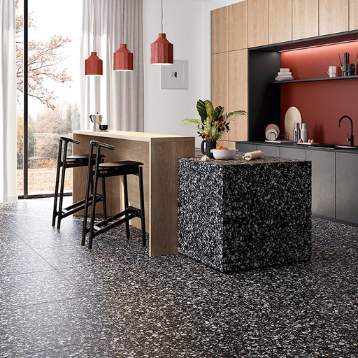 Cucina con pavimento in gres porcellanato effetto graniglia e marmetta. Collezione Venexia di Alfalux, colore Contarini nero con marmette grigie, bianche e marroni