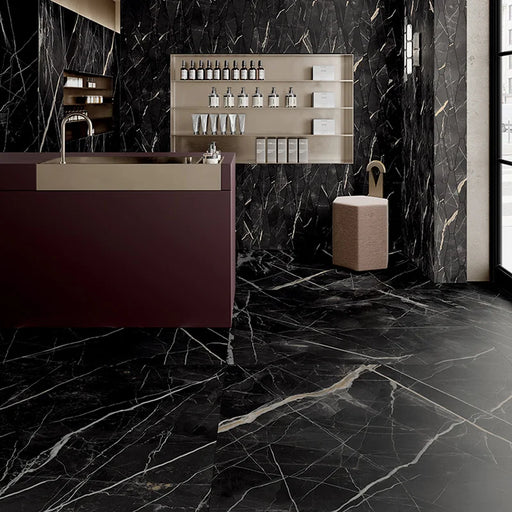 Ingresso salone con pavimento in gres porcellanato effetto marmo opaco della collezione Elegance di Ceramica Settecento, formato 120x120 cm, colore Black