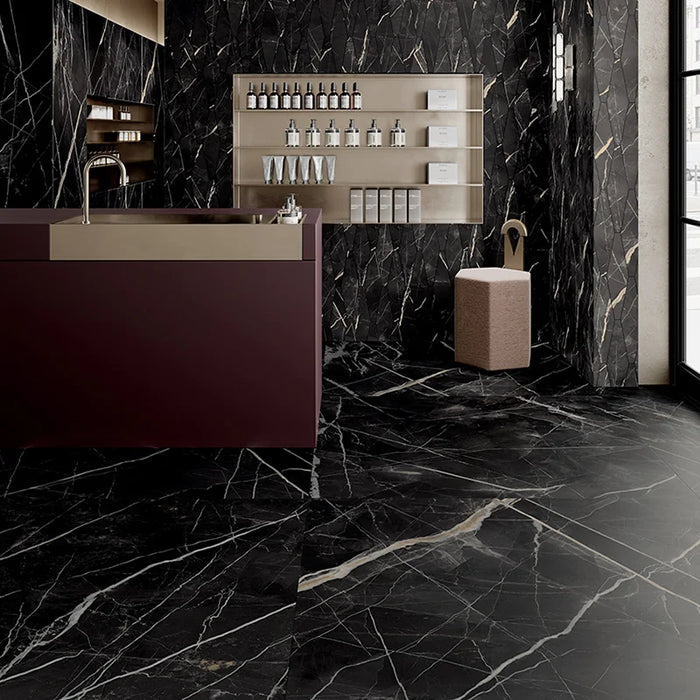 Ingresso salone con pavimento in gres porcellanato effetto marmo opaco della collezione Elegance di Ceramica Settecento, formato 120x120 cm, colore Black