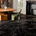 Dettaglio soggiorno con pavimento in gres porcellanato effetto marmo lucido della collezione Elegance di Ceramica Settecento, formato 120x120 cm, colore Black