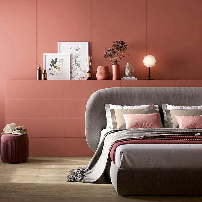 Dettaglio camera da letto con rivestimento in gres porcellanato effetto tinta unita opaco della collezione Pastelli di Alfalux, formato 30x90, colore Opale