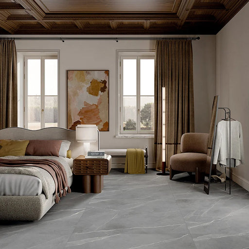 Camera da letto con pavimento in gres porcellanato effetto marmo opaco della collezione Elegance di Ceramica Settecento, formato 120x120 cm, colore Silver