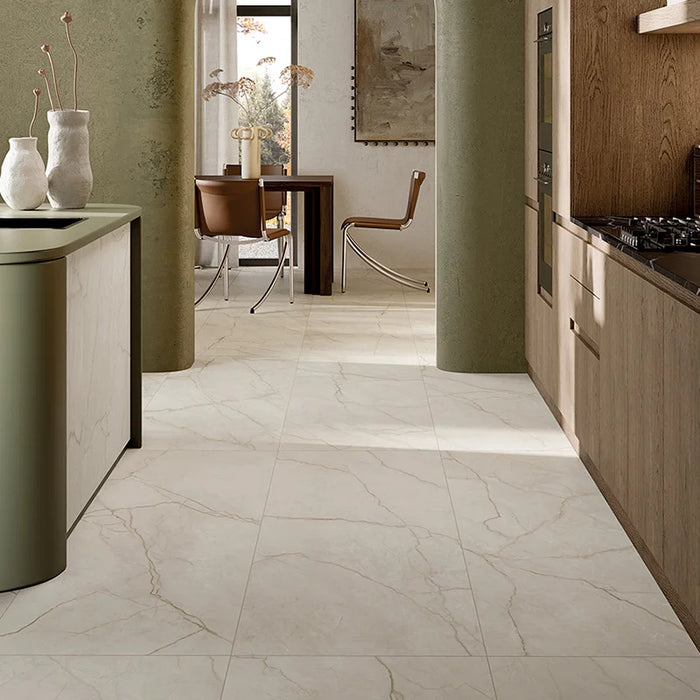 Dettaglio cucina con pavimento in gres porcellanato effetto marmo opaco della collezione Elegance di Ceramica Settecento, formato 60x120 cm, colore Ivory