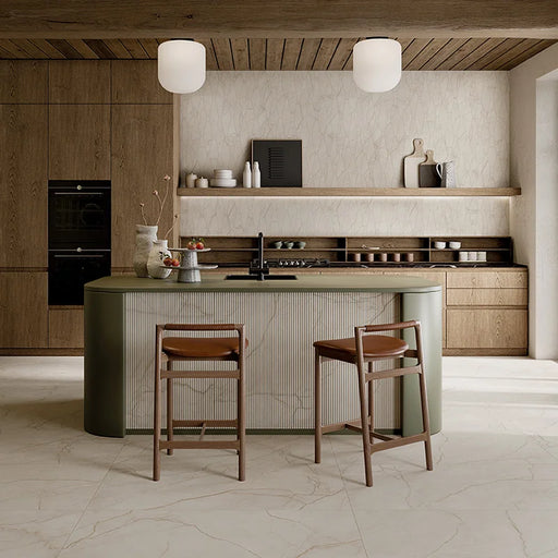 Dettaglio cucina con pavimento in gres porcellanato effetto marmo opaco della collezione Elegance di Ceramica Settecento, formato 60x120 cm, colore Ivory