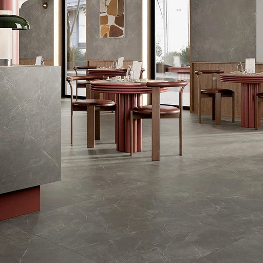 Ristorante con pavimento in gres porcellanato effetto marmo opaco della collezione Elegance di Ceramica Settecento, formato 120x120 cm, colore Taupe