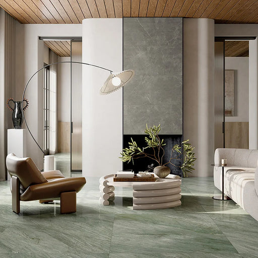 Salotto con pavimento in gres porcellanato effetto marmo lucido della collezione Elegance di Ceramica Settecento, formato 120x120 cm, colore Green