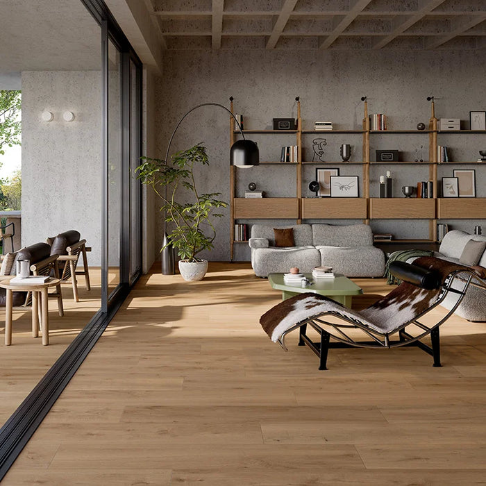 Salone casa moderna con pavimento in gres porcellanato effetto legno della collezione Oku di Ceramica Rondine, formato 24x150 cm, colore Contemporary Blonde