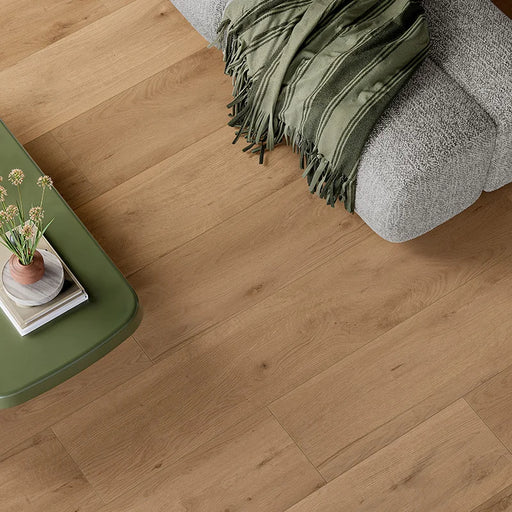 Dettaglio pavimento in gres porcellanato effetto legno della collezione Oku di Ceramica Rondine, formato 20x120 cm, colore Contemporary Blonde