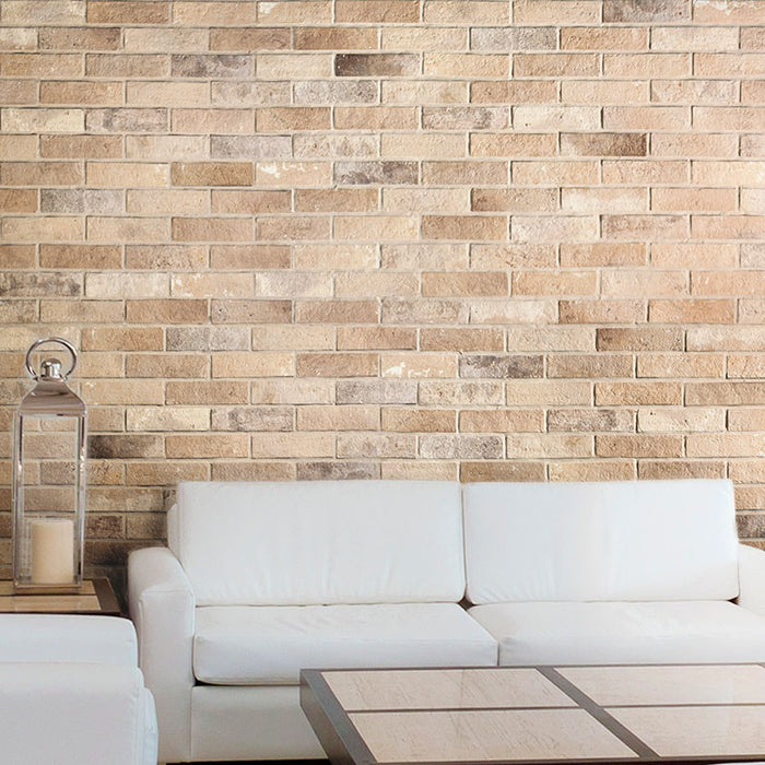 Salotto con rivestimento in gres porcellanato effetto mattoncino opaco 6x25 cm della collezione Bristol, colore Cream di Ceramica Rondine