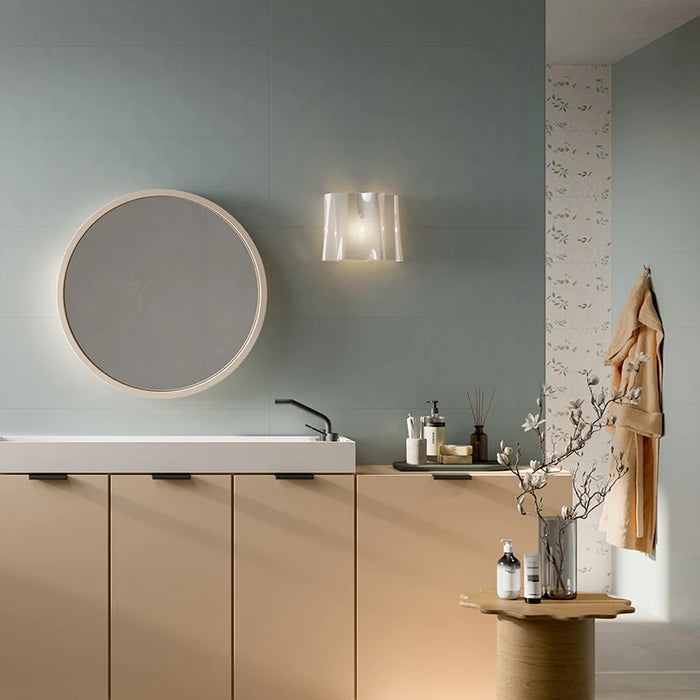 Bagno moderno con rivestimento in gres porcellanato effetto tinta unita della collezione Brio di Ceramica Rondine, formato 33,3x100 cm, colore Cielo