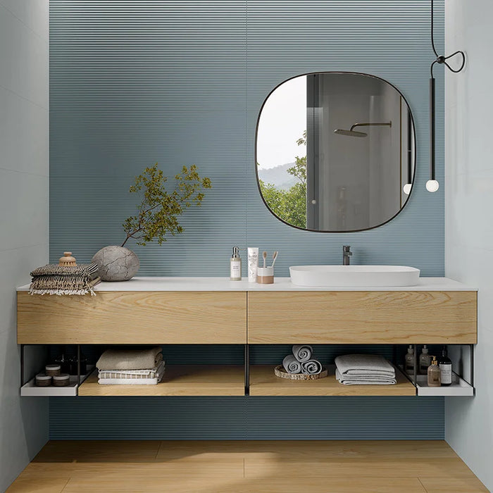 Bagno moderno con rivestimento in gres porcellanato effetto cannettato a rilievo della collezione Brio di Ceramica Rondine, formato 33,3x100 cm, colore Shanghai Blu